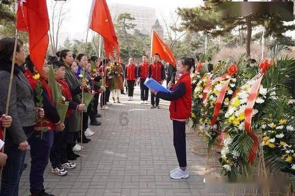 逃离昏暗下的小村